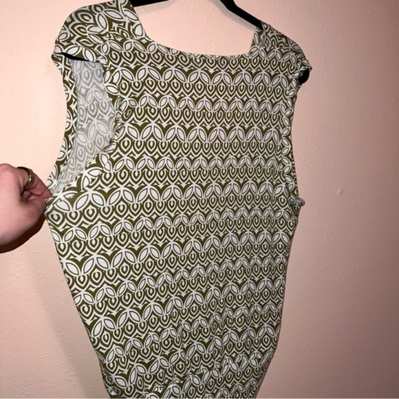 #028 🥀 Banana Republic Sleeveless Blouse - Picture 2 of 6